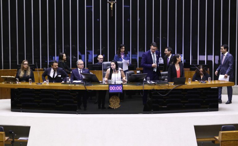 Pessoas sentadas à mesa
