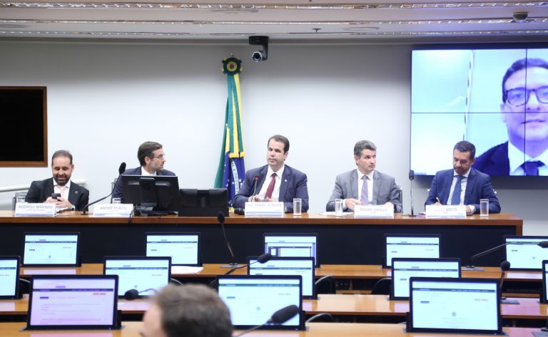 Audiência Pública - Ifood - Cobrança de Taxas e Possível Abuso de Poder Econômico. Representante - Instituto Livre Mercado, Rodrigo Marinho; Diretor-Executivo da Associação Brasileira de Mobilidade e Tecnologia - Amobitec, André Porto; Dep. Aureo Ribeiro (SOLIDARIEDADE - RJ); Advogado da Associação Brasileira de Benefícios ao Trabalhador - ABBT, Bruno Drago e Conselheiro do Conselho da Câmara Brasileira de Benefícios do Trabalhador - CBBT, Júlio Brito