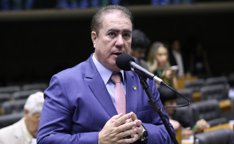 Deputado Jonas Donizette fala ao microfone