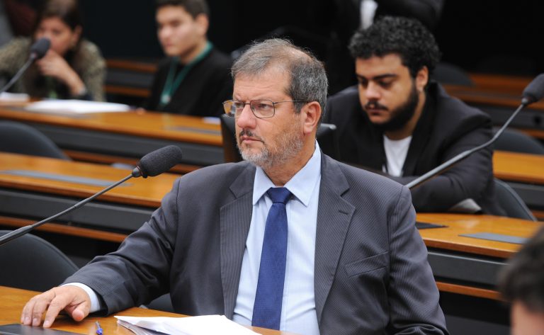 Deputado Alexandre Lindenmeyer fala ao microfone
