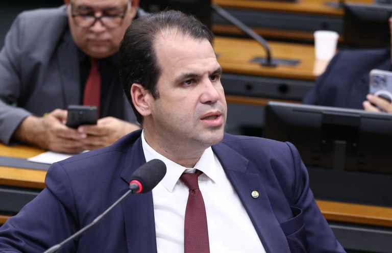 Deputado Aureo Ribeiro fala ao microfone
