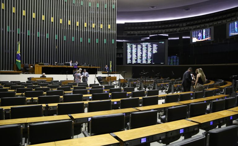 Deputados reunidos em plenário
