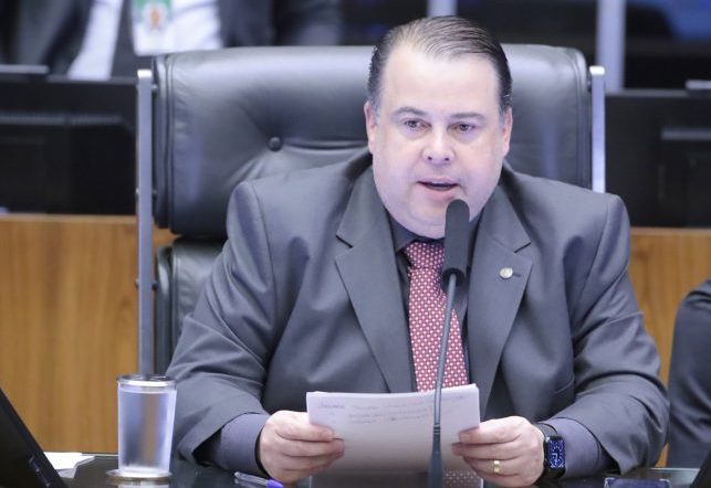 O deputado Julio Cesar Ribeiro fala ao microfone
