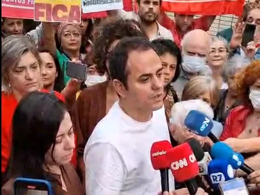 Glauber concede entrevista cercado de militanres ao deixar a Câmara