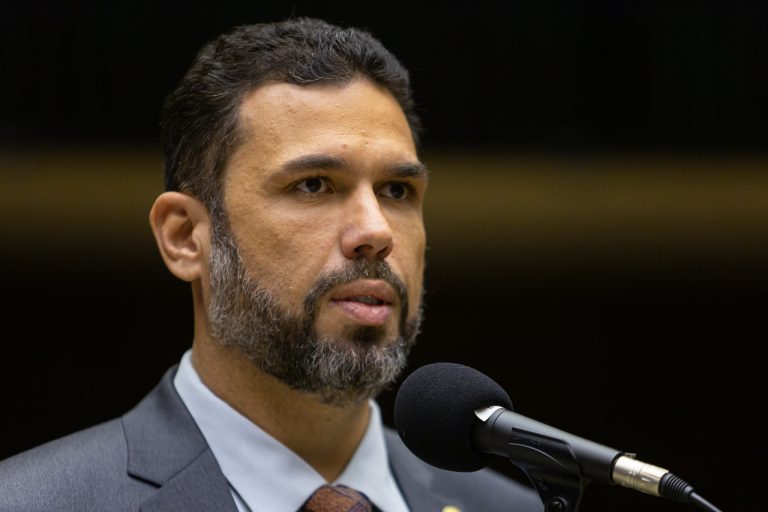deputado fábio macedo fala ao microfone