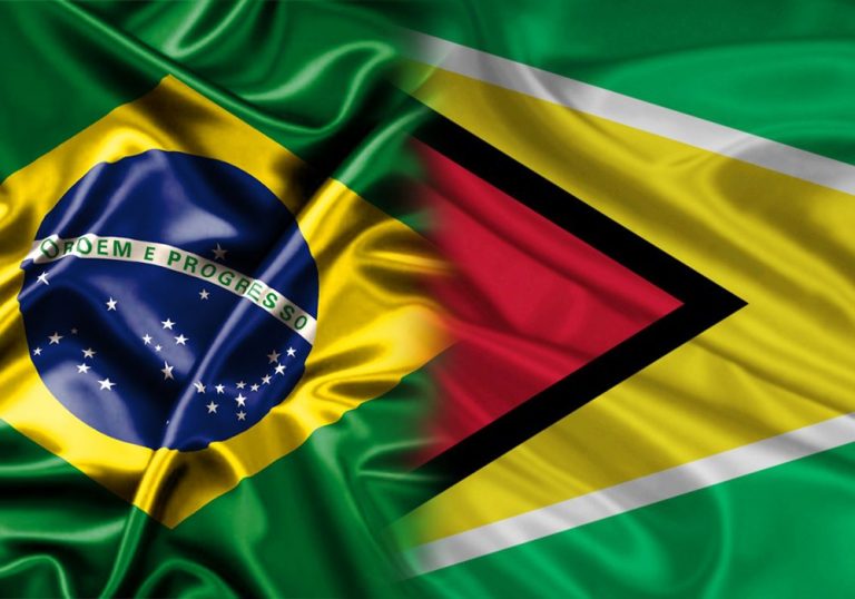 Bandeiras da Guiana e do Brasil