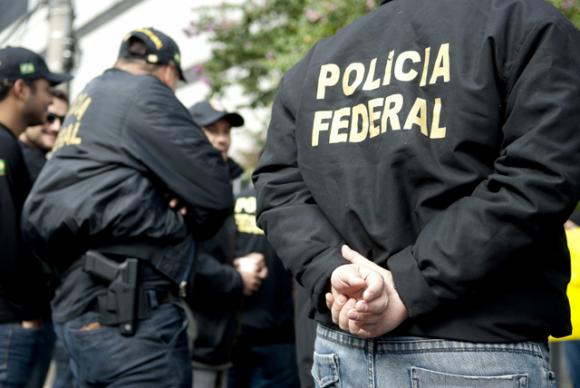 Policiais federais de costas