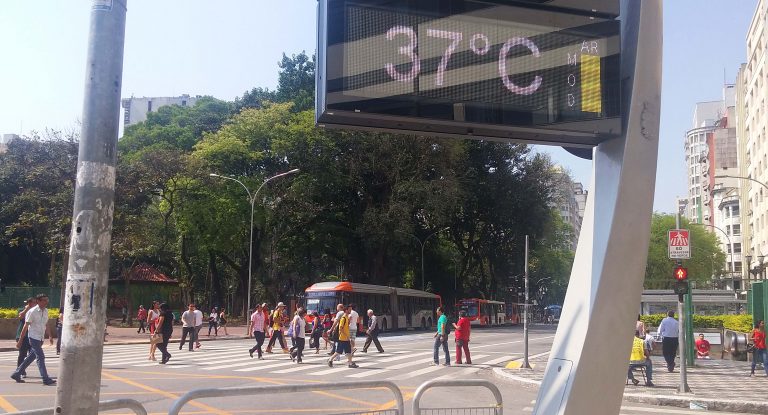 Termômetro de rua marcando 37 graus