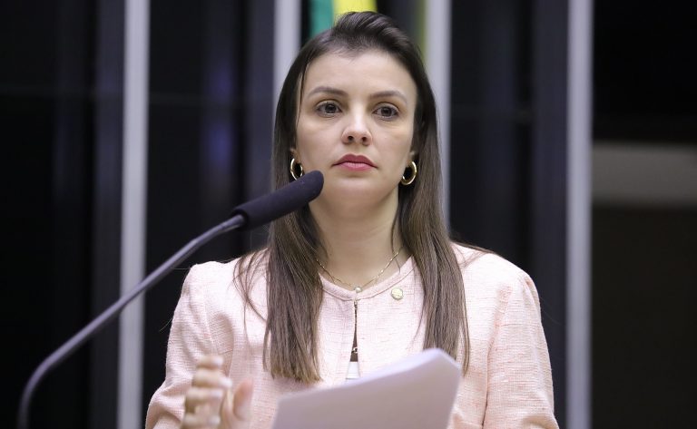deputada Marussa Boldrin discursa no plenário
