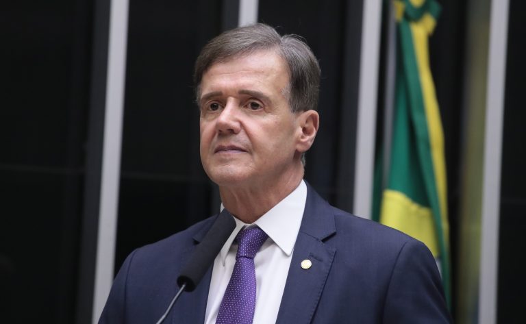Deputado Aluisio Mendes fala ao microfone