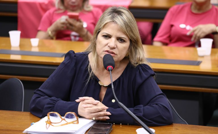 Audiência Pública - Medicina de Precisão: a importância da tecnologia para a política oncológica no Brasil. Dep. Flávia Morais (PDT-GO)