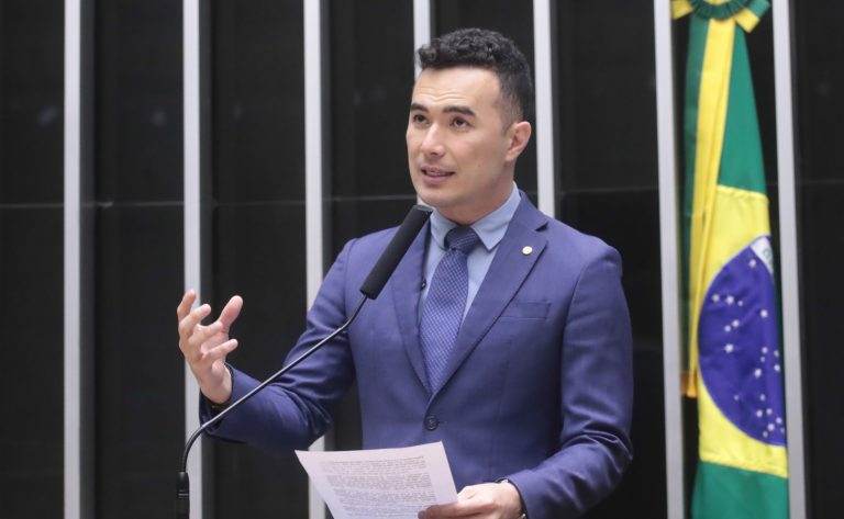 Deputado Pedro Aihara fala ao microfone
