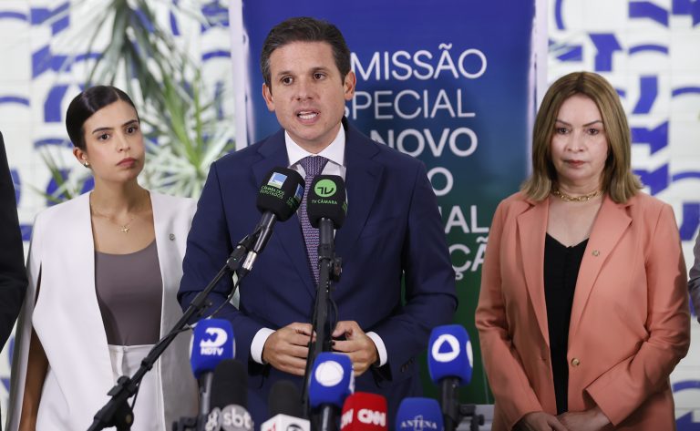 Hugo Motta fala sobre o PNE ao lado da presidente da comissão especial, deputada Tabata Amaral, e da deputada Socorro Neri