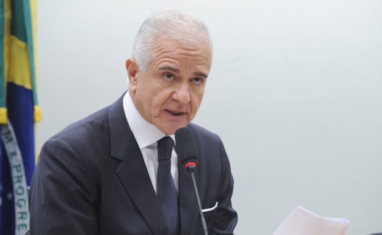 Deputado Julio Lopes fala ao microfone