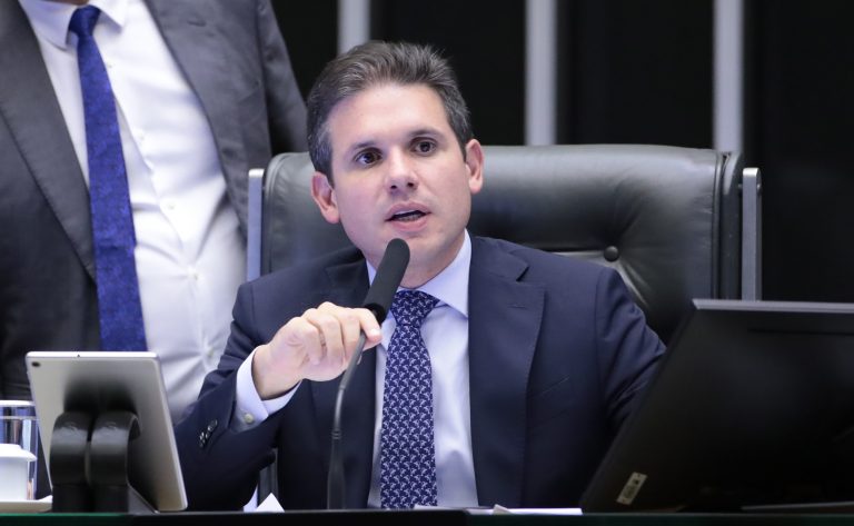 Motta preside sessão do plenário