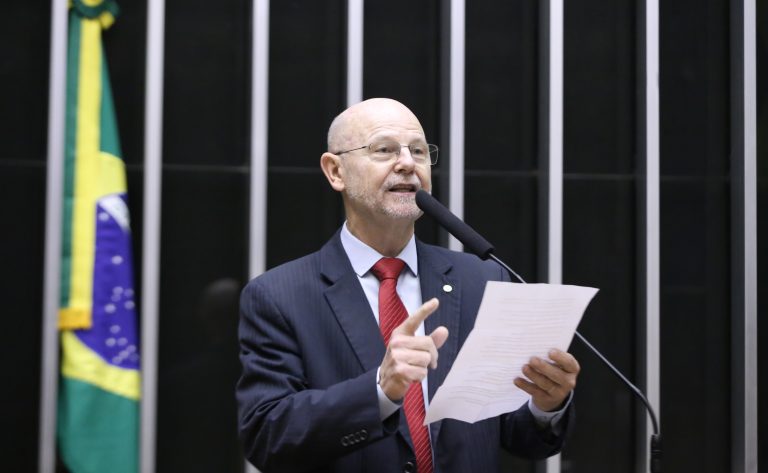 Deputado Bohn Gass fala ao microfone