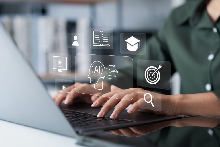 Mulher usando computados com referência a IA