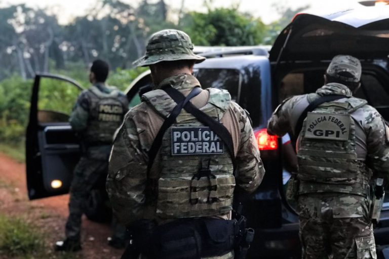 Policiais federais de costas