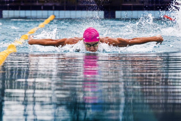 Atleta da natação em competição na piscina