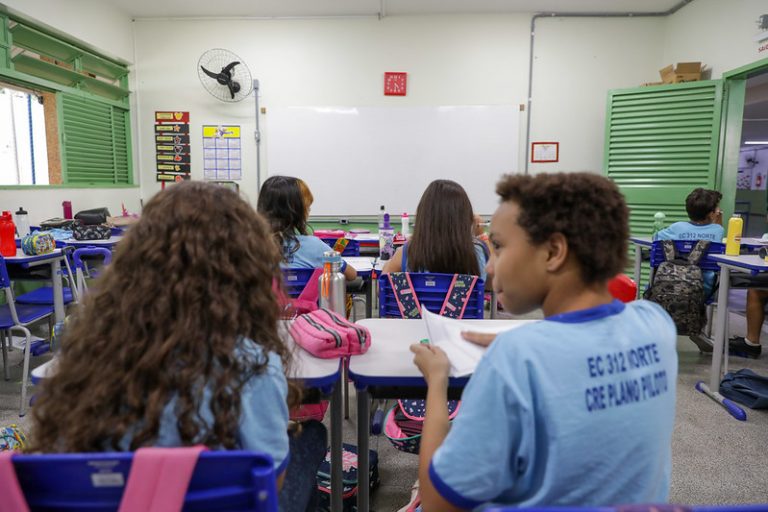 Educação - sala de aula - professor - educação básica - escola pública - alunos