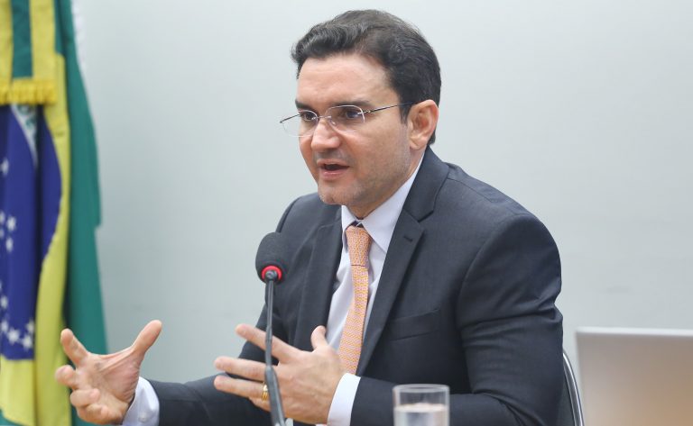 Ministro do Turismo, Celso Sabino, fala ao microfone