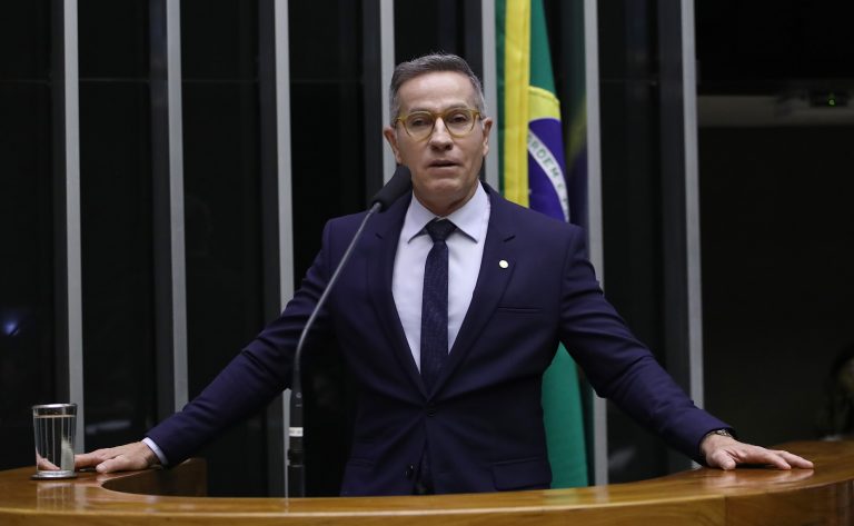 Deputado Nitinho fala ao microfone