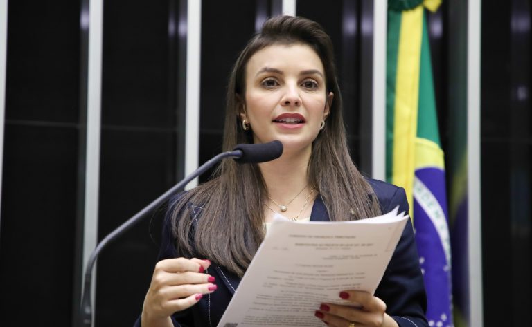 Deputada Marussa Boldrin fala ao microfone