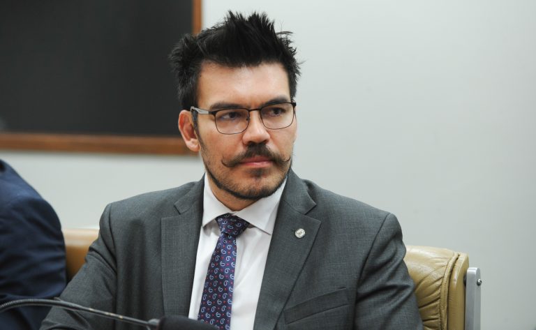 Deputado Augusto Puppio fala ao microfone