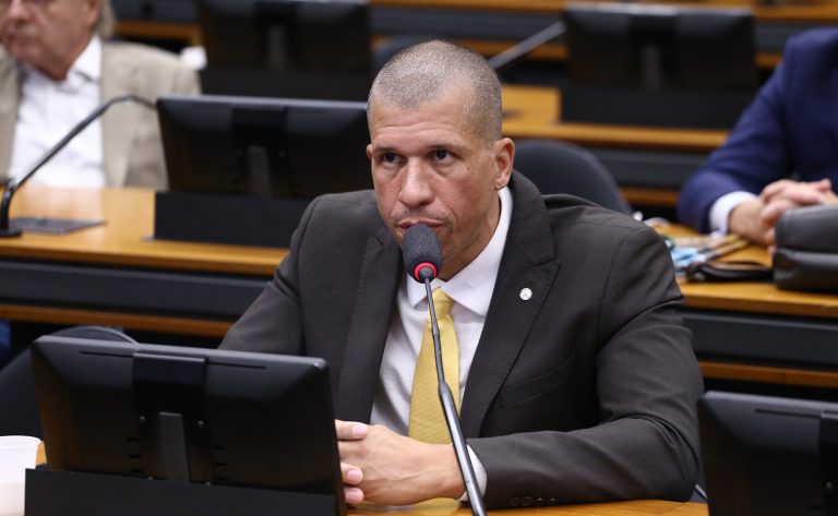 Deputado Douglas Viegas fala ao microfone