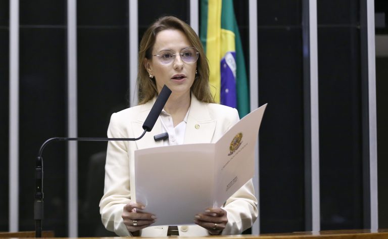 Deputada Katia Dias fala ao microfone