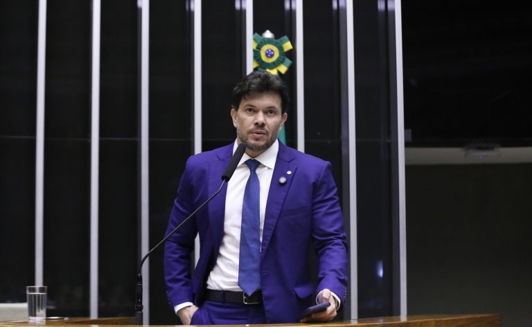 Deputado Acácio Favacho discursa no plenário