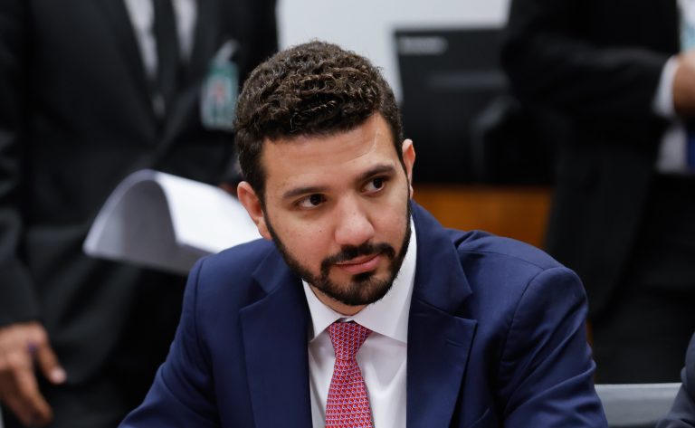 Deputado Neto Carletto fala ao microfone