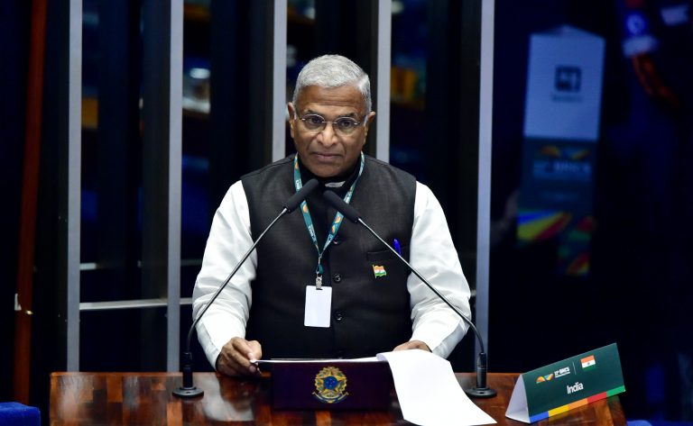 Vice Presidente da Câmara Alta do Parlamento da Índia, Harivansh Narayan Singh, fala ao microfone