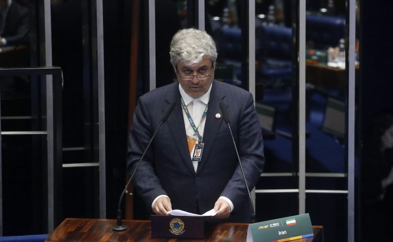 Membro do Parlamento do Irã, Gholamreza Tajgardoun, fala ao microfone