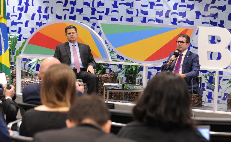 Davi Alcolumbre (E) e Hugo Motta concedem entrevista coletiva