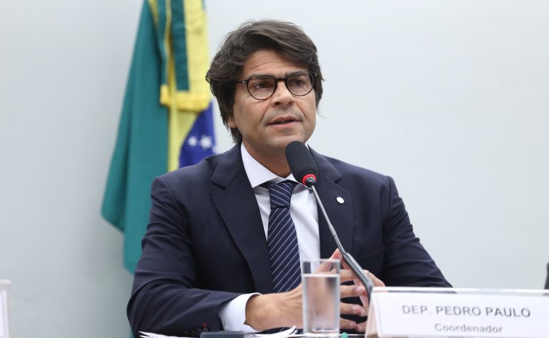 Deputado Pedro Paulo fala ao microfone