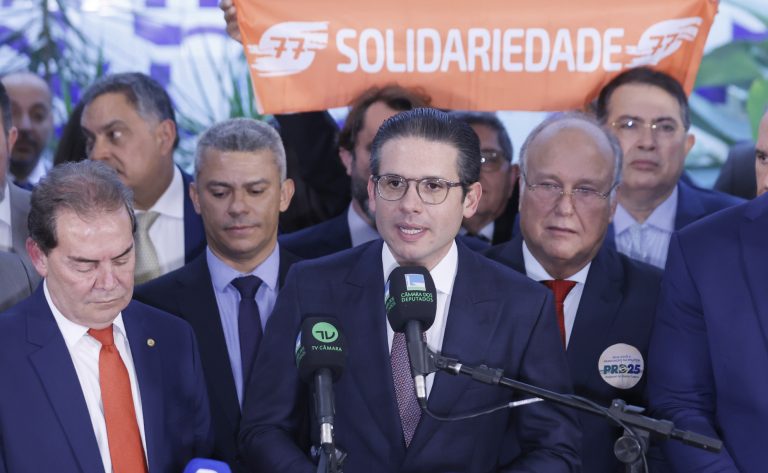 Hugo Motta dá entrevista sobre a criação da federação