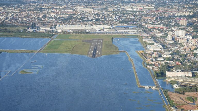 O aeroporto da capital gaúcha inundado pelas chuvas de 2024