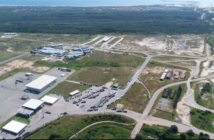 Vista aérea de prédios e estradas
