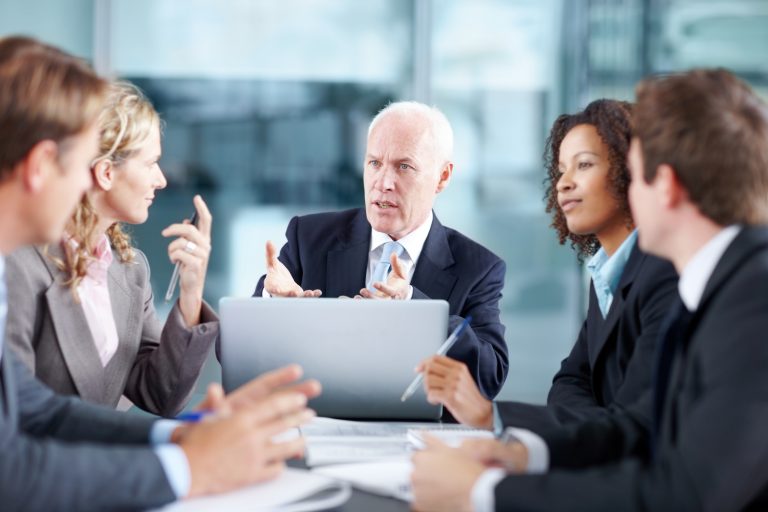 Reunião de trabalho com pessoas sentadas à mesa