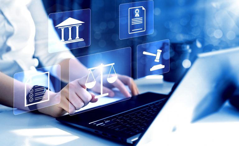 Pessoa digita num laptop e há ícones jurídicos por cima