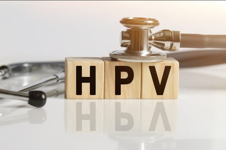 Blocos de madeira com as letras HPV e um estetoscópio em cima
