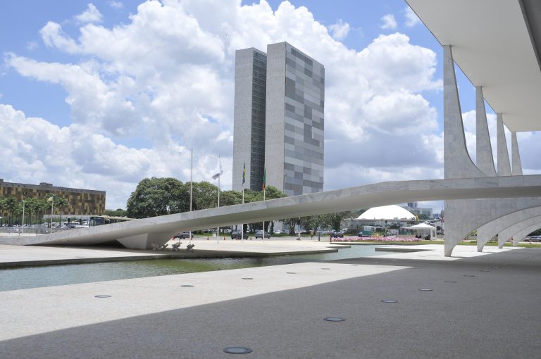 Imagem mostra prédio do Congresso Nacional em foto tirada da frente do Palácio do Planalto, de onde aparecem a rampa, algumas colunas e parte do espelho d´água
