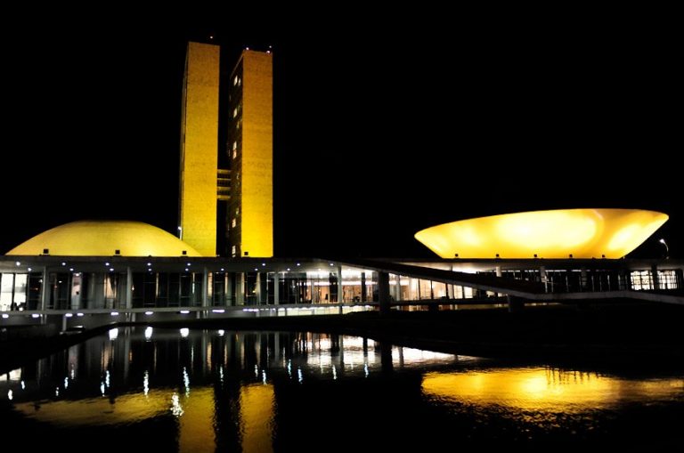 Congresso Nacional iluminado na campanha Julho Amarelo, de conscientização sobre hepatites virais
