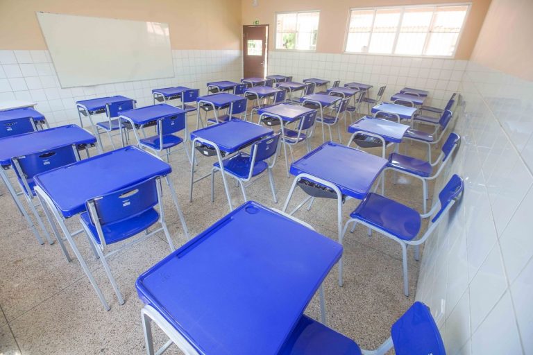 Sala de aula sem alunos e sem professor