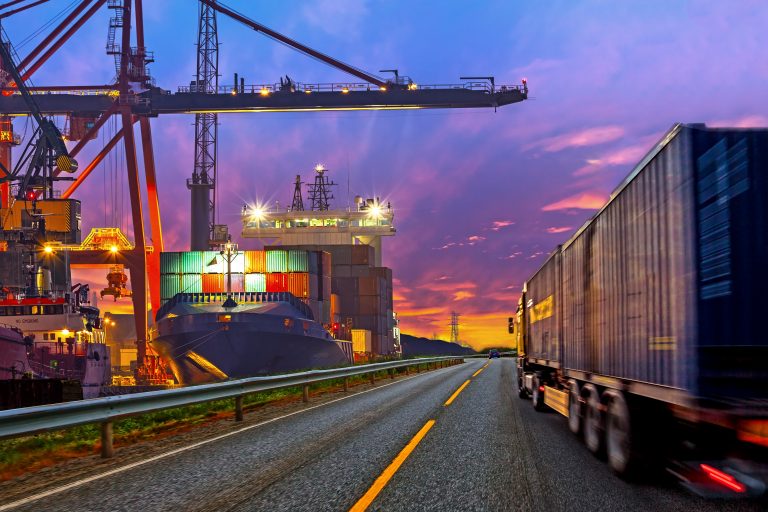 caminhão, transporte de carga, estrada, rodovia, porto, exportação, importação, aduana, pedágio, pesagem de carga