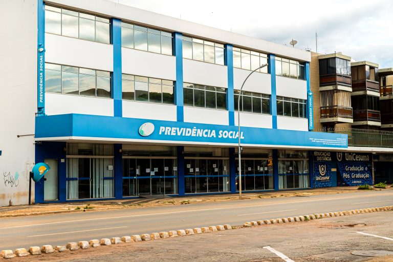 Prédio com fachada azul escrito Previdência Social