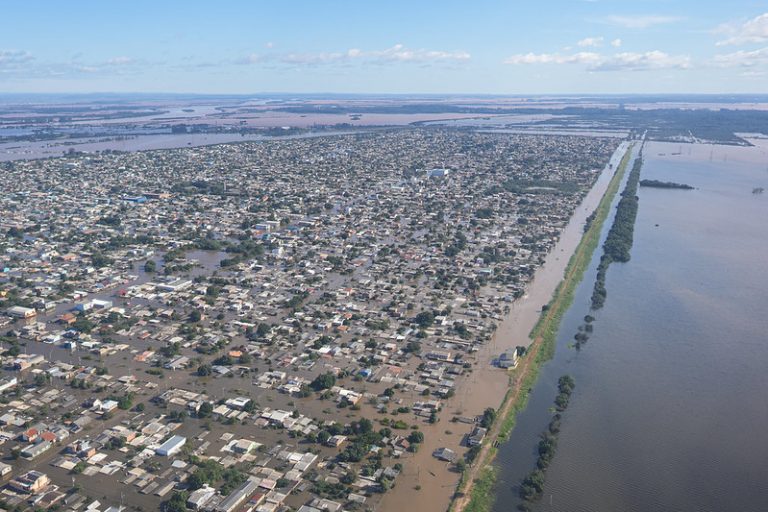 Vista aérea de uma cidade inundada pelas chuvas