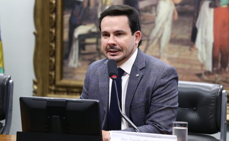 Alberto Neto em reunião de comissão