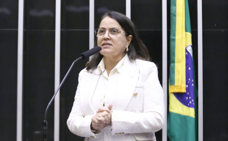 Deputada Rosângela Reis discursa no Plenário